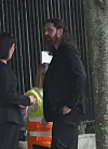 Hozier trifft in schwarzem Anzug zur Beerdigung von Glen Hansard an der St. Patrick's Cathedral in Dublin ein.