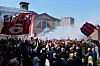 AC-Milan-Fans vor der Sant’Ambrogio-Basilika begleiten den Sarg von Franco Baresi im Rauch.