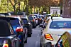 Autos stauen sich auf der Umleitungsstrecke in Hamburg unweit der Baustelle an der Cremonbrücke.