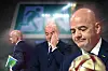 Gianni Infantino im Vordergrund, hinter ihm zwei Funktionäre und ein Fußball in einer Fotomontage.