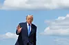 US-Präsident Donald Trump winkt, als er auf der Joint Base Andrews in Maryland an Bord der Air Force One geht.