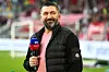 Sky-Experte Torsten Mattuschka mit Mikrofon am Spielfeldrand in Düsseldorf.