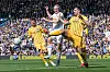 Lewis Dunk klärt vor Sebastiaan Bornauw im Premier-League-Spiel Leeds gegen Brighton in Elland Road.