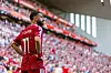 Mohamed Salah in rotem Liverpool-Trikot bereitet einen Eckstoß in Anfield vor.
