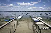 Boote liegen am Ufer des Untersees auf dem Trockenen bei sehr niedrigem Wasserstand.