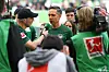 Dr. Sebastian Rudolph spricht in der Volkswagen Arena mit einem Reporter, Kamerateam und VfL-Volunteers um ihn herum.