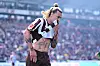 Jackson Irvine von St. Pauli läuft vor vollbesetzter Tribüne in Hamburg.