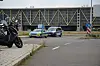 Zwei Polizeifahrzeuge stehen am Flughafen Leipzig/Halle vor dem Terminal.