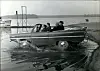 Amphicar fährt auf dem Tegeler See, im Hintergrund ein Polizeiboot.