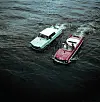 Zwei Amphicar-Cabriolets fahren 1962 nebeneinander auf dem Wasser in Deutschland.