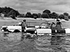 Zwei Amphicar-Schwimmwagen fahren auf der Elbe in Hamburg, an Bord sitzen Polizisten.