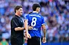 Merlin Polzin spricht mit Daniel Elfadli im HSV-Trikot beim Testspiel gegen Everton in Hamburg.