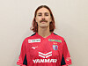 Mann im roten Fußballtrikot mit Yanmar- und Capcom-Logo vor hellem Hintergrund.