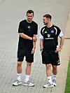 Claus Costa und Sebastian Dirscherl stehen im Trainingslager des HSV auf dem adidas Home Ground in Herzogenaurach.