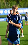 Louis Lemke vom HSV im Trainingsoutfit auf dem Rasen