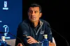 Cafu bei der Laureus-Pressekonferenz in Madrid vor Mikrofonen und Wasserflaschen.