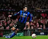 Luis Figo von Inter Mailand läuft mit dem Ball im Champions-League-Spiel gegen Manchester United.