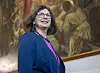 Ilse Aigner geht im Bayerischen Landtag vor einem Gemälde in den Plenarsaal.