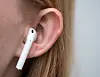 Frau mit weißem Apple AirPod im Ohr in Berlin.