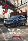 Spider-Man hängt kopfüber über einem blauen BMW-SUV unter einer Brücke mit Werbetexten.