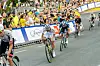 Tadej Pogačar fährt bei einem Radrennen in Komenda vor jubelnden Fans.