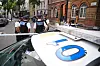 Polizei und Rettungskräfte sichern Endell Street in Covent Garden nach einem Messerangriff.