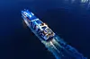 GNV-Fähre fährt bei Nacht über das dunkle Mittelmeer.