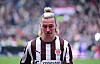 Jackson Irvine von FC St. Pauli steht nach dem Abstieg in Hamburg mit Tränen im Gesicht.