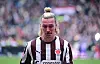 Jackson Irvine von FC St. Pauli steht nach dem Abstieg in Hamburg mit Tränen im Gesicht.