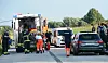 Feuerwehr, Rettungsdienst und Polizei an Unfallstelle auf Landstraße mit beschädigtem Auto.
