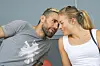 Valon Behrami spricht mit Lara Gut-Behrami am Spielfeldrand in Sion während eines Freundschaftsspiels.