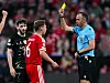Schiedsrichter João Pinheiro zeigt Joshua Kimmich in der Allianz Arena die Gelbe Karte.
