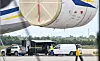 Polizeiteams und Fahrzeuge neben einem ukrainischen Flugzeug auf dem Flughafen Leipzig/Halle.