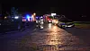 Feuerwehrkräfte und Rettungsfahrzeuge sichern nachts eine Straße am Bergedorfer Schloss.