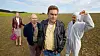 Susi, Rudi, Franz und Simon stehen auf einem Feld vor Hügeln in einer Szene aus «Rehragout-Rendezvous».