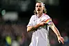Jackson Irvine von St. Pauli mit Kapitänsbinde auf dem Platz in Kiel.