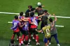 Hong Myung-bo feiert oben links mit Südkoreas Spielern und Staff nach dem Sieg gegen Tschechien.