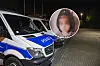Polizeiwagen auf Parkplatz, daneben unscharfe Person in runder Einblendung
