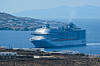 Kreuzfahrtschiff MSC Divina fährt in die Hafenbucht von Mykonos ein.