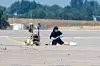 Polizist kniet neben Drohne auf dem Vorfeld am Flughafen Leipzig/Halle