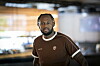 Ricky-Jade Jones im braunen FC-St.-Pauli-Trainingsshirt in Flachau, Österreich.