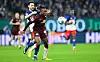 Fabio Vieira (HSV) und Yan Diomande im Zweikampf beim Bundesliga-Spiel in Hamburg.