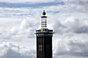 RTL-Hauptsitz mit Logo am Picassoplatz in Köln-Deutz unter bewölktem Himmel.