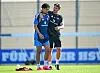 Bilal Nadir und Merlin Polzin gehen gemeinsam über den Trainingsplatz des HSV in Herzogenaurach.