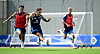 Capaldo und Remberg sprinten im HSV-Training in Herzogenaurach um den Ball, ein dritter Spieler folgt.