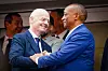 Gianni Infantino und Patrice Motsepe begrüßen sich im SoFi Stadium in Inglewood vor Südafrika gegen Kanada.