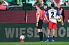 Florian Exner prüft den Videobeweis beim Spiel Werder Bremen gegen Hamburger SV in Bremen.