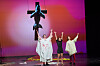 Die Darsteller Noah Amiri Tomiak (l-r), Anna Maria Köllner und Anna Krestel stehen während der Aufführung des Theaterstücks um den gestrandeten Buckelwal „Timmy – Die Hope stirbt zuletzt”. Aufgrund der christlichen Motive erhielten die Hassnachrichten, Anfeindungen und sogar eine Morddrohung. (Archivbild)