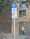 Verkehrsschild für Ladezone vor Backsteingebäude, werktags 9 bis 20 Uhr.