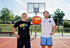 Emil Marshall und Sid-Marlon Theis stehen mit Ball vor dem Korb auf einem Freiplatz in Hamburg.
